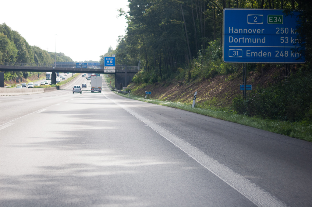20110811-091351.jpg - Eerste afstandenbord na het knooppunt Oberhausen. Het hectometerbordje met de grootste afstand tot het knooppunt Werder bij Berlijn hebben we helaas gemist. Het moet een waarde tussen de 470 en 480 km hebben.