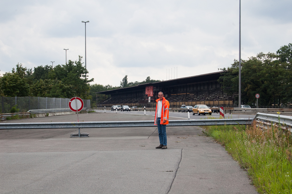 20110814-125423.jpg - De oranje folie hangt aan een ondersteuningsconstructie voor de tribuneoverkapping, mogelijk aangebracht wegens instortingsgevaar.