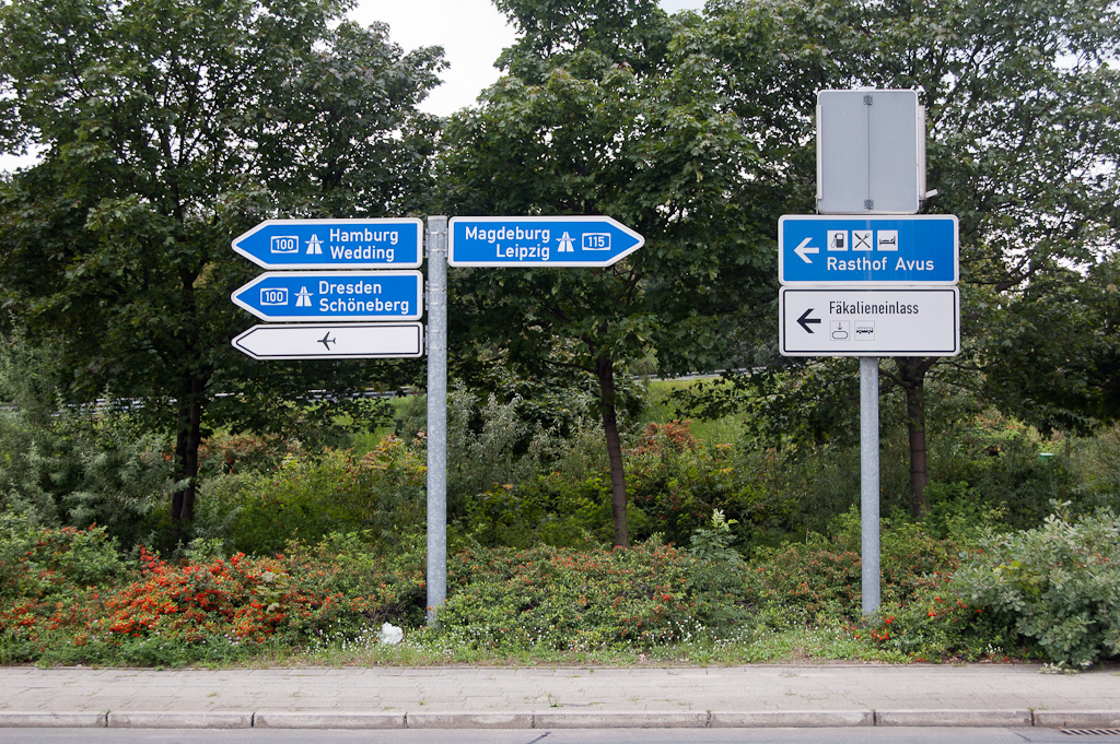 20110814-125950.jpg - De Rasthof is uitstekend ontsloten op zowel de Berlijnse (binnen-)ring als de uitvalsweg A115. En als tijdens je verblijf in het Motel Avus de WC verstopt blijkt te zijn, is dat ook geen probleem.