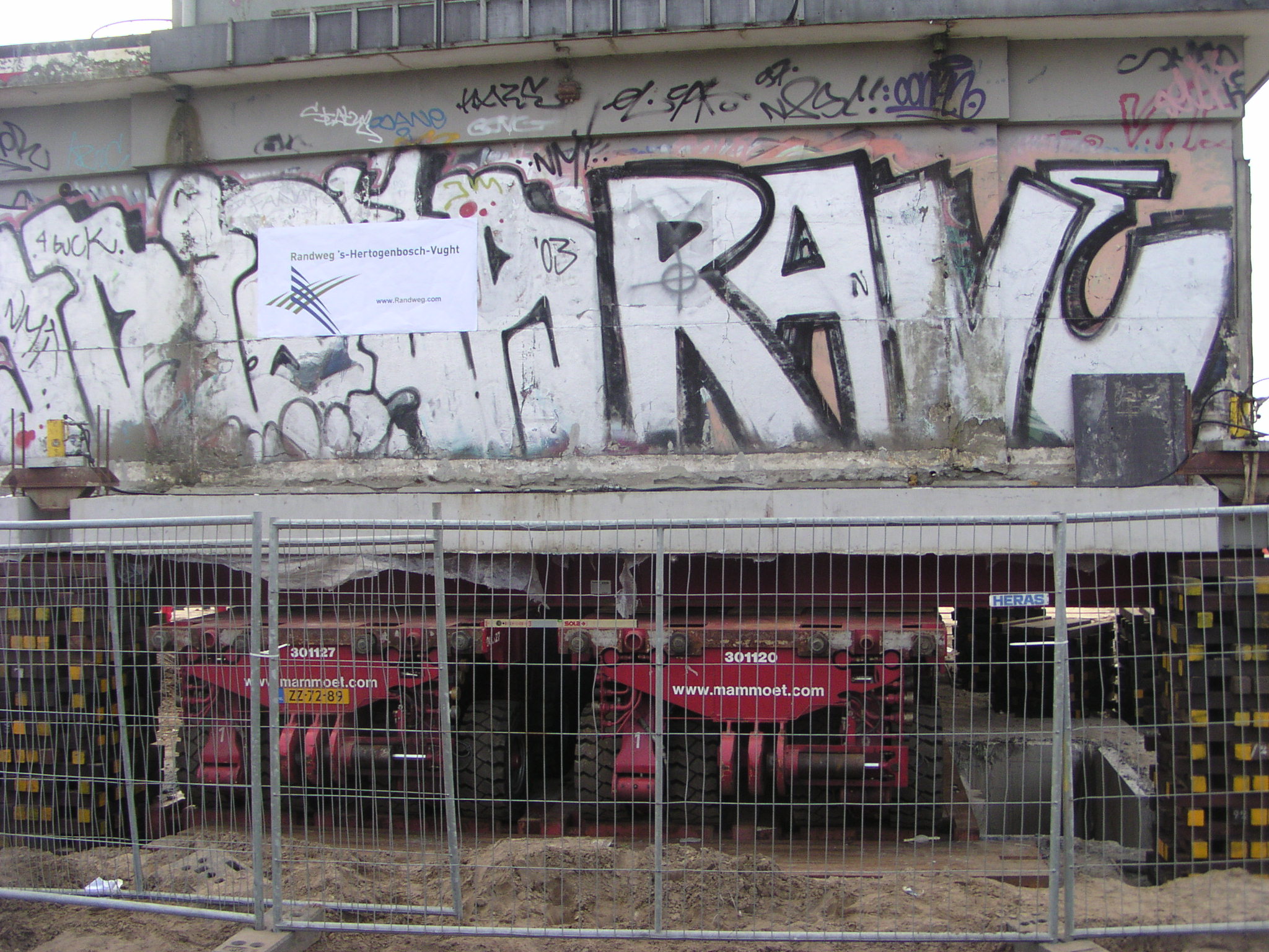 p7300003.jpg - Twee platform carriers vande firma Mammoet gaan het karwei klaren.