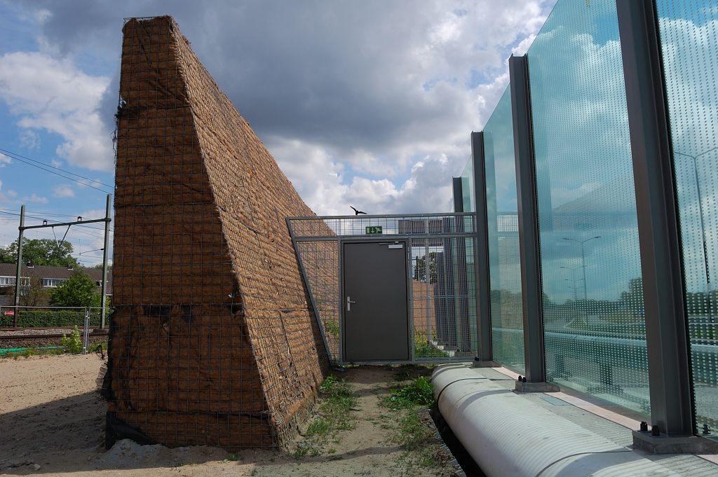 20110515-140757.JPG - ...met vluchtroutebordje aan de buitenzijde.