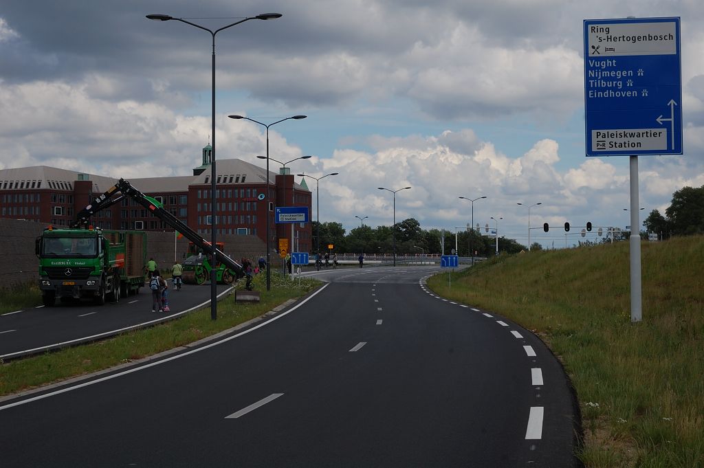 20110515-143527.JPG - Zelfde bewegwijzeringsstrategie als aan de oostzijde van de kruising Magistratenlaan. Een enkel mastbord in de buitenberm en een "uitsmijtertje" op relatief korte afstand.