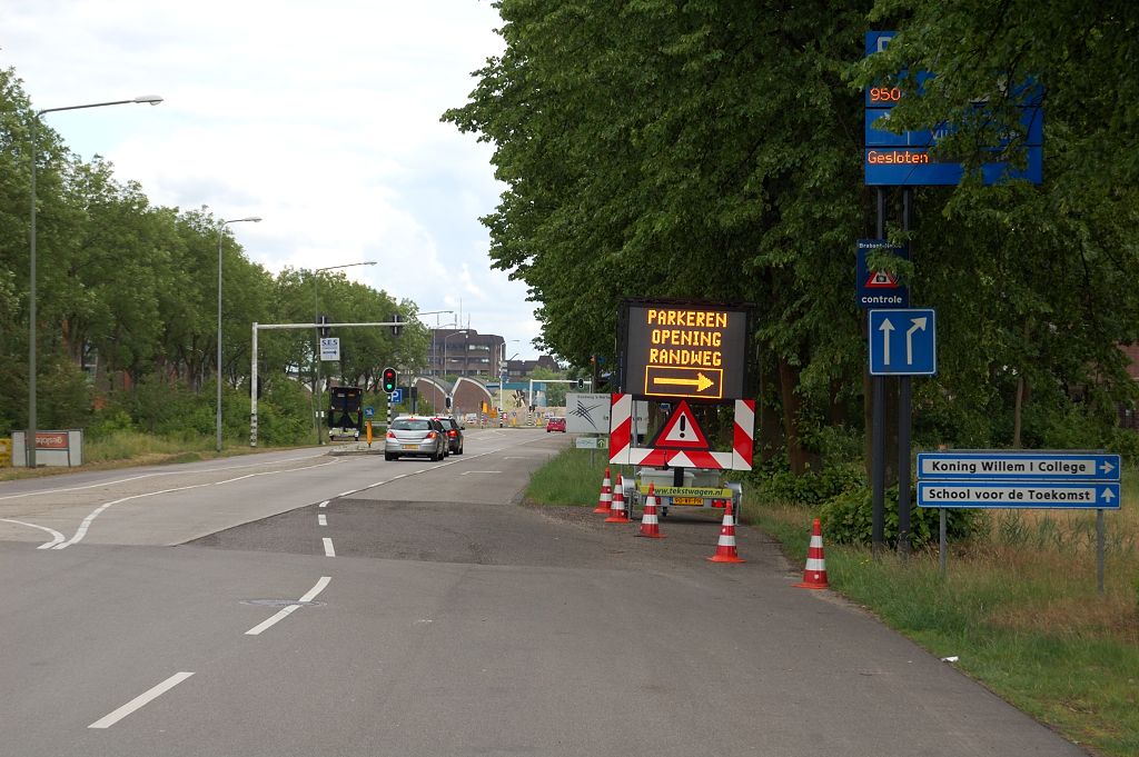 20110515-150954.JPG - Van de Vlijmenseweg is (voorlopig?) toch nog een historisch stukje blijven liggen, langs de noordzijde van het Koning Willem I college.