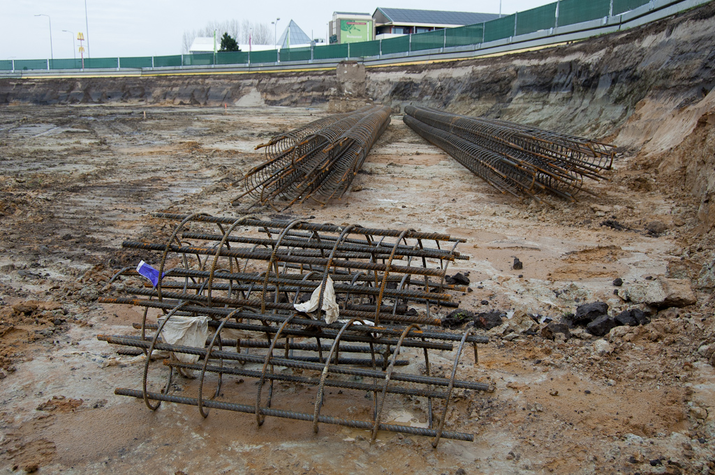 20110403-150720.jpg - Het lijkt duidelijk dat in de te realiseren boorgaten de cylindervormige wapeningsconstructies op de achtergrond worden gedrukt. Voor de fundering van de fietsrotonde-pyloon kan kennelijk niet worden geheid. We herkennen de werkwijze van de  overkluizing van de fietstunnel onder de A50 bij Ekkersrijt .