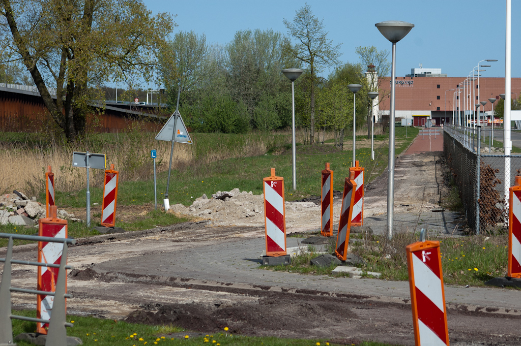 20110410-112450.jpg - Voor de aanleg van de toerit in de richting Amsterdam is hertracering van de fietspaden noodzakelijk, en we gokken erop dat de route Hoevenweg-Wekkerstraat gehandhaafd blijft, maar de route naar Veldhoven definitief aan de zuidzijde van de Meerenakkerweg/Beemdstraat blijft liggen.  week 200933 