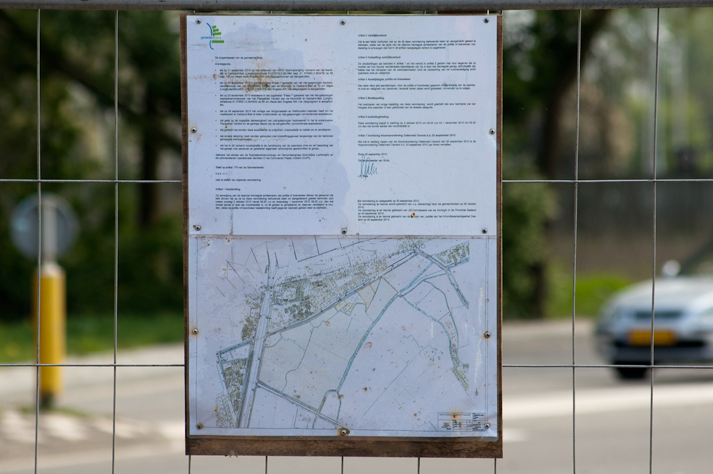 20110417-124430.jpg - Bouwhekken rond een bouwput nabij de toekomstige kruising Meerhovendreef-Sliffertsestraat met interessante mededelingen.