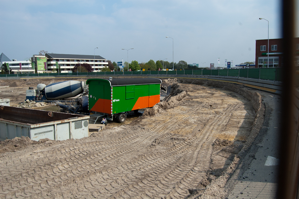 20110417-131409.jpg - Resultaat van het verdrijven van het verkeer naar de nieuw toegevoegde rijstrook aan de buitenzijde van de rotonde. Asfalt meteen verwijderd en meer werkruimte beschikbaar in het rotonde-eiland.