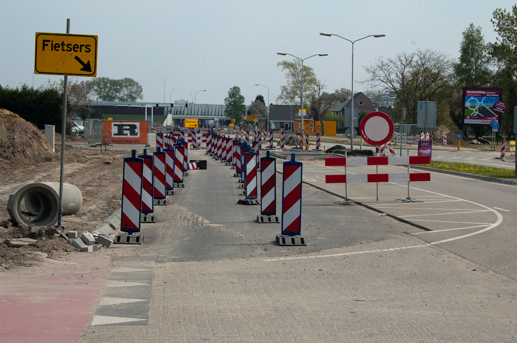 20110417-132536.jpg - Fasering over de noordelijke rijbaan van de Heistraat. Omdat er geen fietspad aan de noordzijde van de rijbaan onder het viaduct Meerenakkerweg komt, lijkt het onwaarschijnlijk dat hier een permanent fietspad terugkomt. Dat zou op deze plaats ook reeds op een talud moeten liggen om de hangende rotonde te bereiken zodat het hotel Campanile aan het zicht onttrokken zou worden.