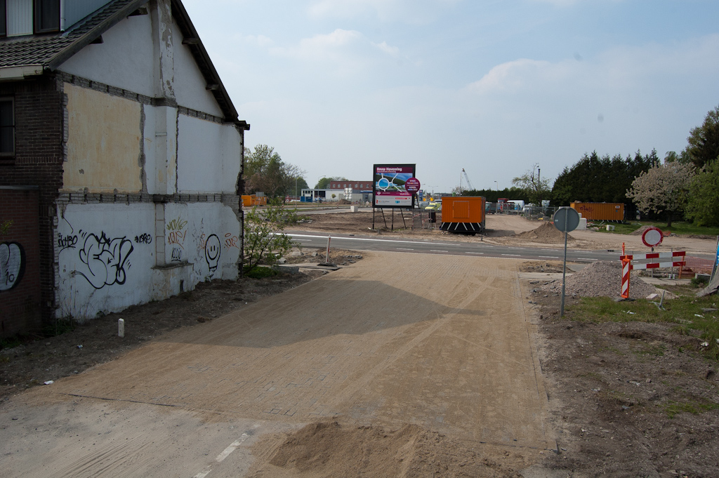 20110417-133335.jpg - Bij de Sliffertsestraat is een stukje van de bypass herbestraat...  week 201114 