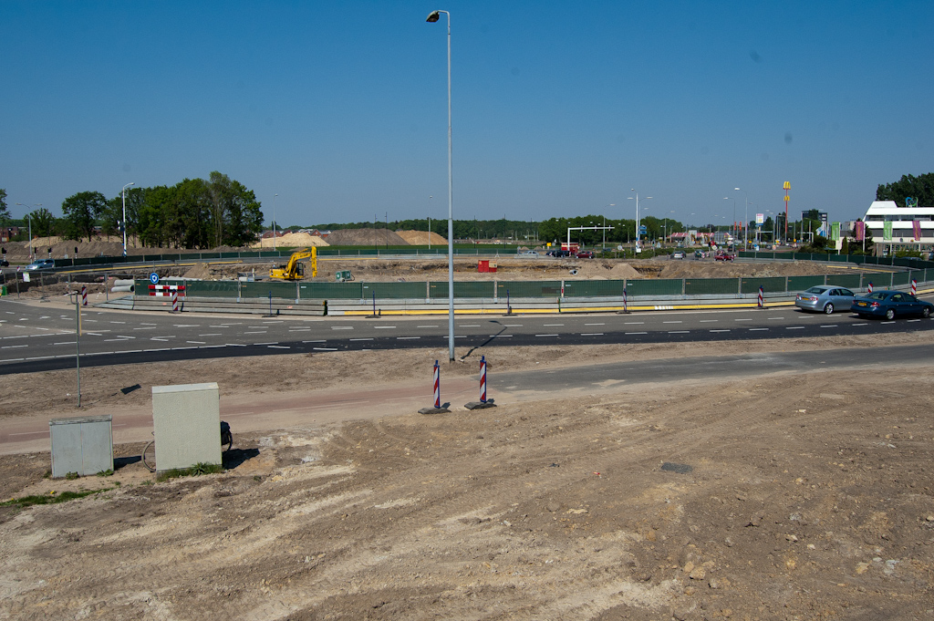 20110425-134824.jpg - De boorstelling van de firma van 't Hek is verdwenen uit het rotonde-eiland van de Hovenring.  week 201115 
