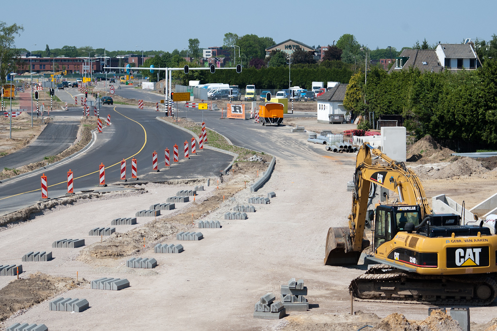 20110501-124608.jpg - Plaatsen van RWS opsluitbanden in de Heistraat ten westen van het viaduct Meerenakkerweg gebeurt zo ongeveer gelijktijdig als in de verlengde Meerhovendreef. Hier krijgen we dan wel weer 2x2 rijstroken.  week 201116 