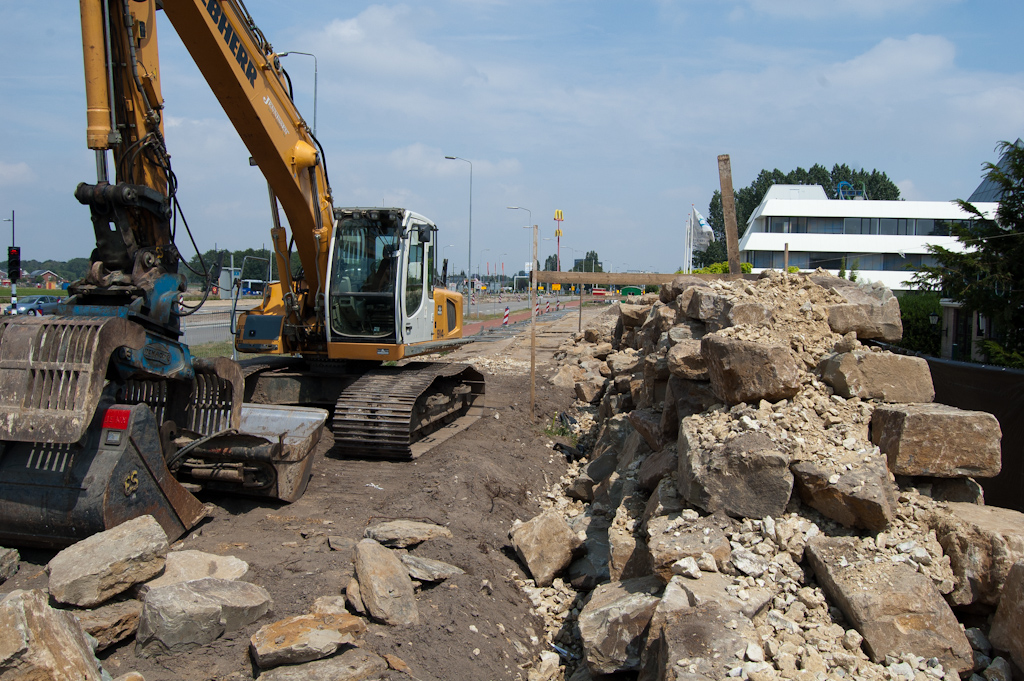 20110605-123300.jpg - Daar wordt dan ook een meer complexe constructie gerealiseerd bestaande uit keien waartegen dan het dijklichaam wordt gelegd.