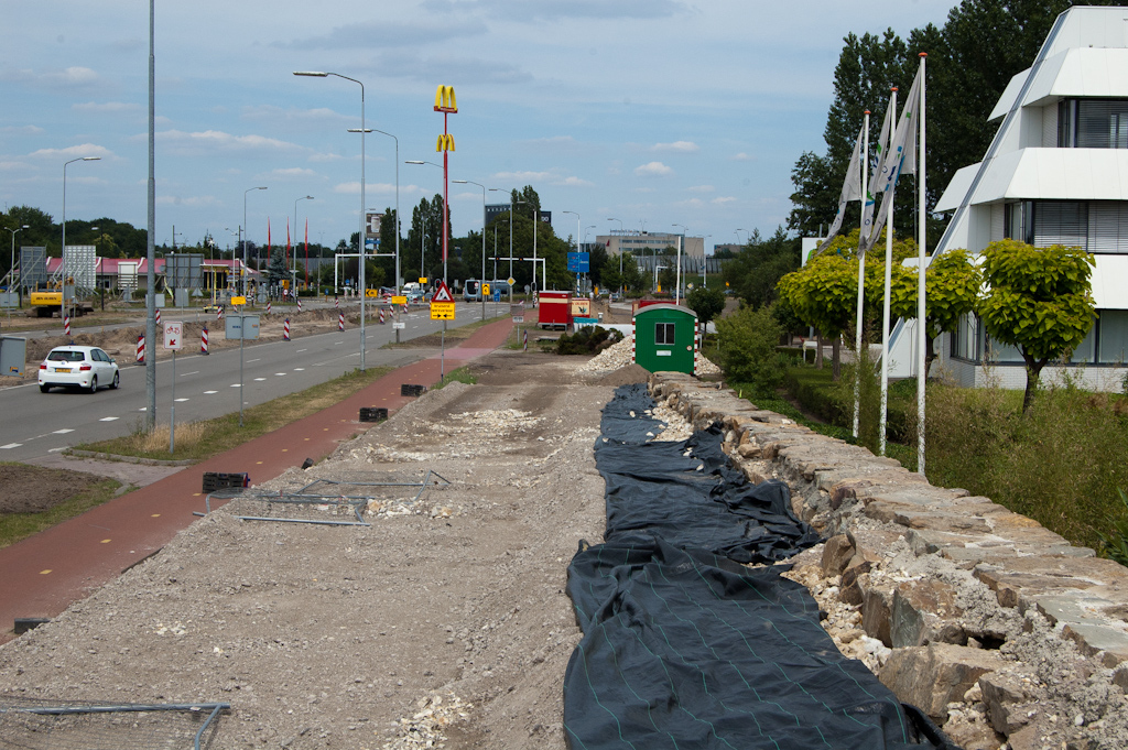 20110612-140341.jpg - Het bestaande tweerichtingen fietspad langs de Noord-Brabantlaan komt aldus te vervallen en wordt verplaatst naar het aan te leggen talud links van de keien-muur.