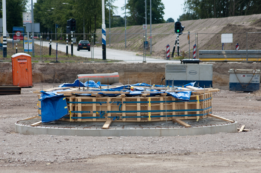 20110612-141105.jpg - Folie grotendeels verwijderd van de pyloonfundering, zodat het ontwerp langzaamaan zichtbaar wordt. De buitenste ring komt zo te zien op of net boven maaiveld te liggen.  week 201122 
