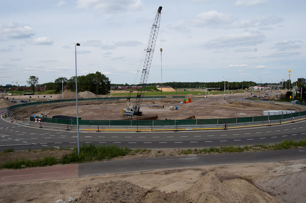 20110612-142513.jpg - Op de laatste zondag voor de definitieve sloop van de rotonde Hovenring is er geen massale toestroom van voertuigen die hem voor de laatste keer willen berijden.  week 201122 