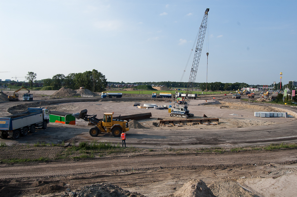 20110614-181640.jpg - De Hovenring aan het einde van de eerste dag van afsluiting (14 juni 2011). De rotonde is al bijna verdwenen.  week 201123 