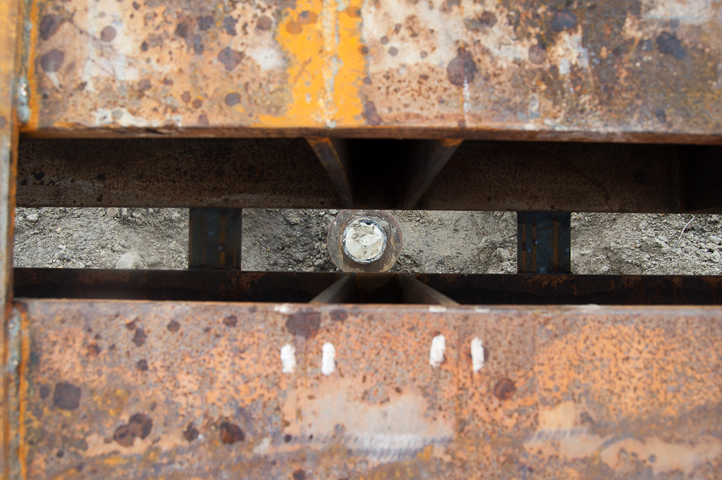 20110619-144353.jpg - Via de dilatatie in de intrilgeleider kijken we precies op een stalen funderingsbuis, maar het is duidelijk dat hier geen damwand doorheen past.