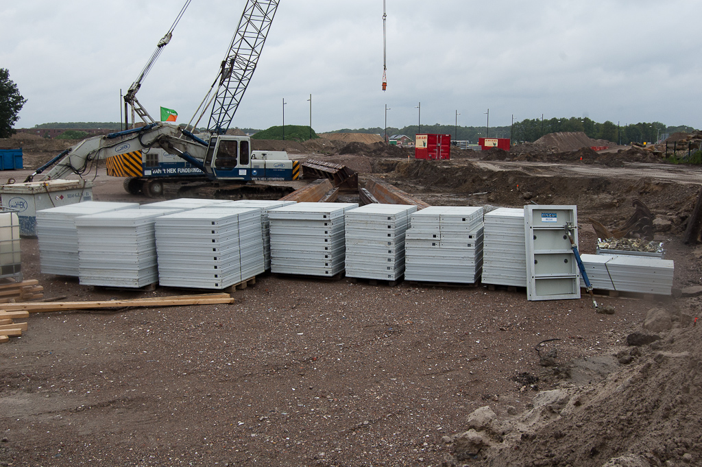 20110619-144533.jpg - Nog meer gereedliggend materiaal bij de hoekpunten...