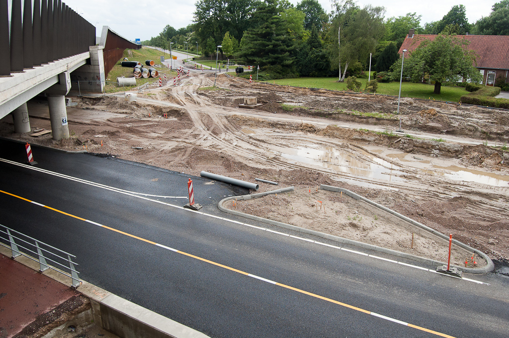 20110619-152555.jpg - De voorraad rioolbuizen die liggen op het toekomstig trace van de toerit in de richting Maastricht is wel geslonken.  week 201123 