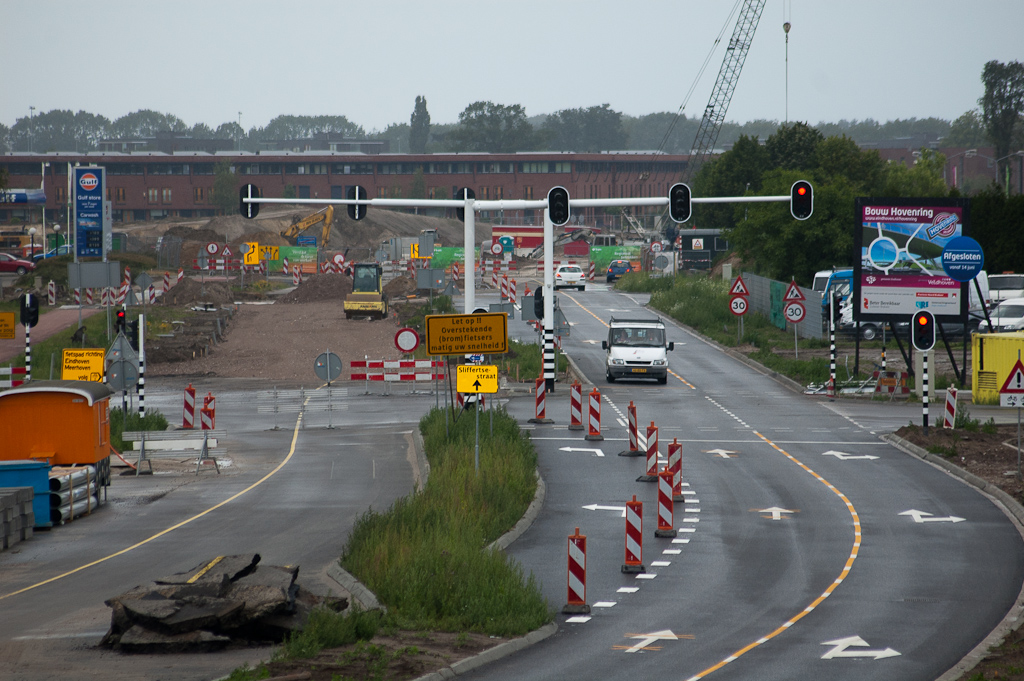 20110619-152740.jpg - De Heistraat in de richting van de Hovenring. Hij is na de kruising met de Kruisstraat en de Slifferstestraat nog open, maar dient tijdens de afsluiting van de Hovenring enkel nog als ontsluiting van een viertal bedrijven.