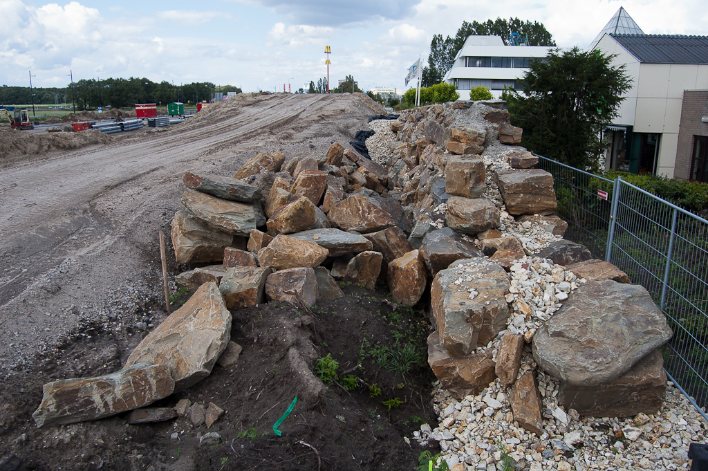 20110717-153824.jpg - Ook een grondkering maar dan van zwaarder kaliber aan de buitenzijde van het fietspadtalud langs de Noord-Brabantlaan bij het hotel Campanile.  week 201123 