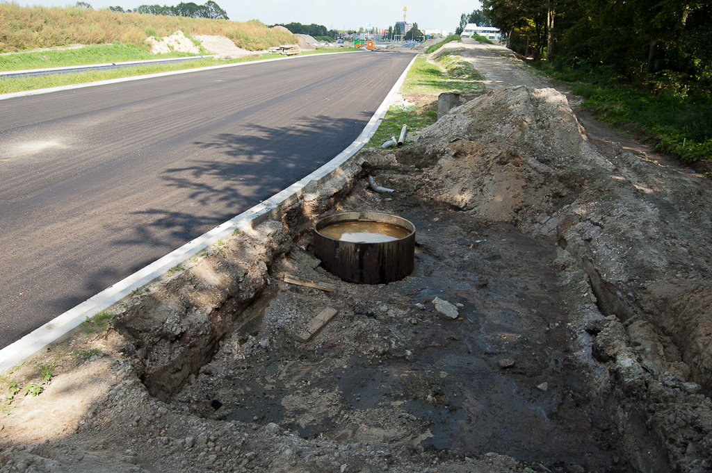 20110903-130113.jpg - Buispaalfundering nummer 4 in de buitenberm van de Heerbaan.  week 201134 