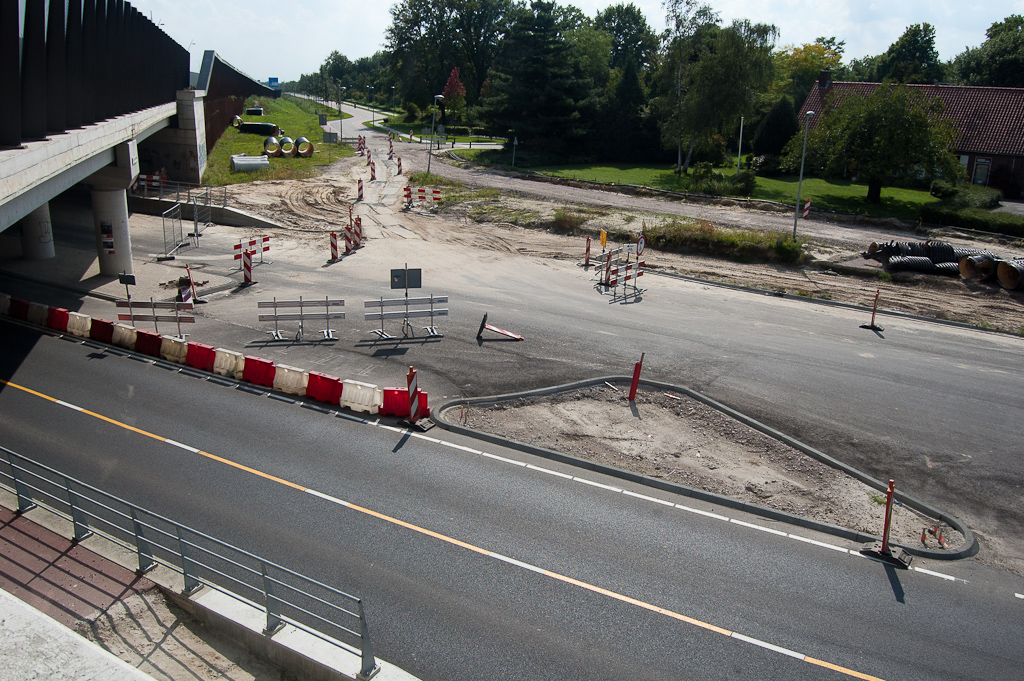 20110903-134209.jpg - Nieuwe verkeerssituatie aan de westzijde van het viaduct Meerenakkerweg.  week 201129 