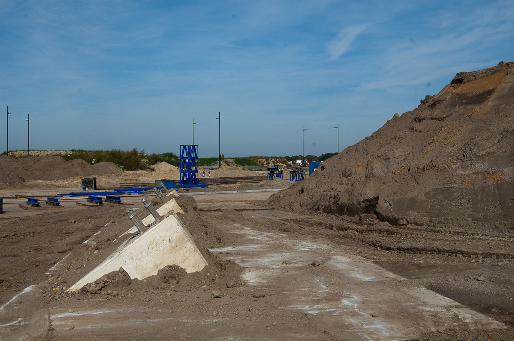 20110924-121313.jpg - In het oostelijk hoekpunt is het fietspadtalud weer afgegraven, zodat de betonnen steun terug vrij is komen te liggen, in overeenstemming met de situatie in de andere hoekpunten. Toch symmetrie dus.  week 201136 