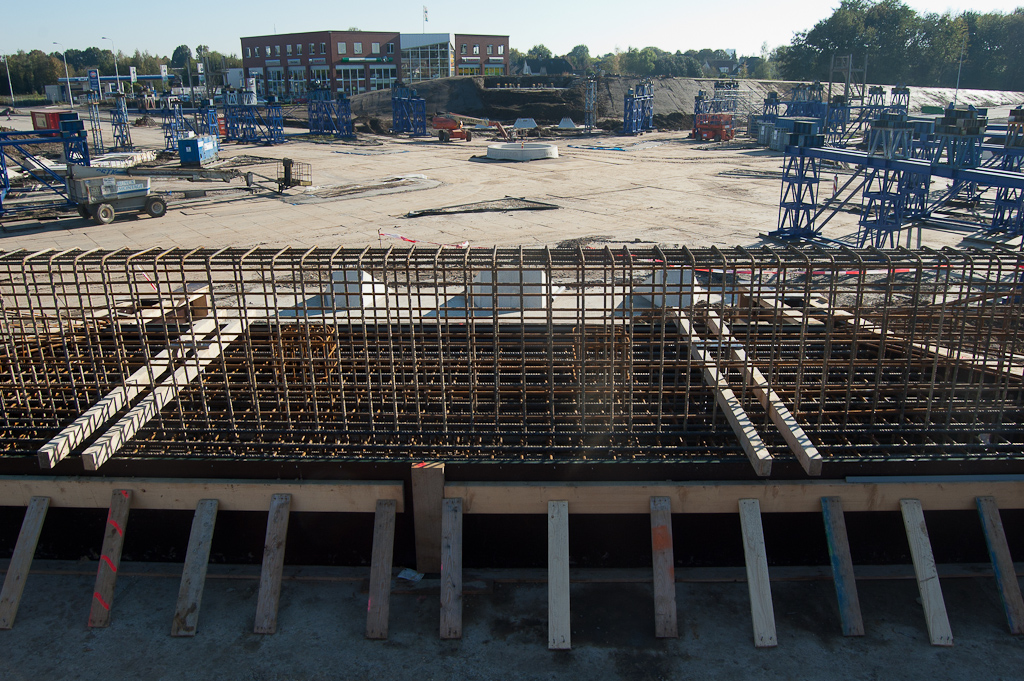 20111015-144647.jpg - Als we de fietsrotonde even opdelen in vier segmenten en vier aanbruggen, dan is nu een kwart aangevoerd. Werk aan de landhoofden voor de aanbruggen is nog volop bezig, zodat die als laatste lijken te worden geplaatst.  week 201140 