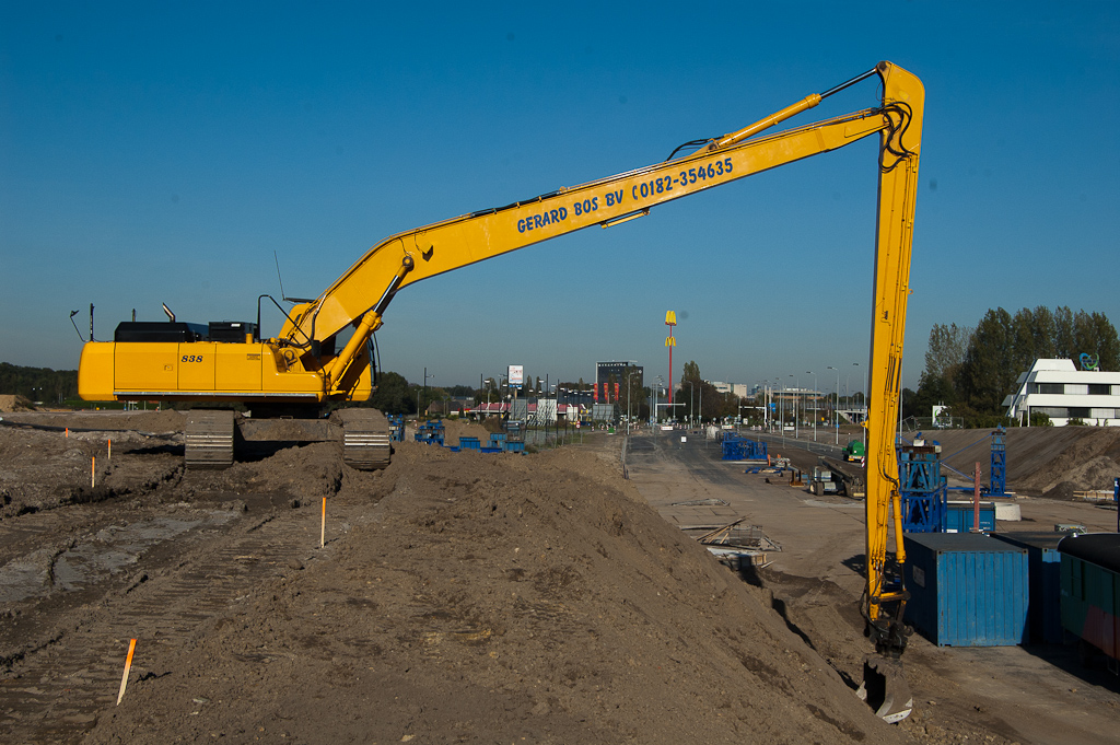 20111015-145753.jpg - Zo'n lange arm op een graafmachine duidt op taludafwerking. Dat is rechts op de foto al gebeurd.