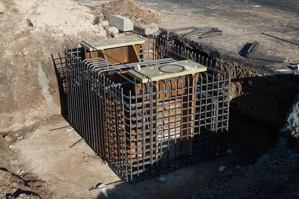 20111015-150616.jpg - Het betonnen werkvloertje is dus gestort met een reden: toch een betonnen "klomp" aan de bovenkant van de 13 meter diepe buispaalfundering.  week 201140 