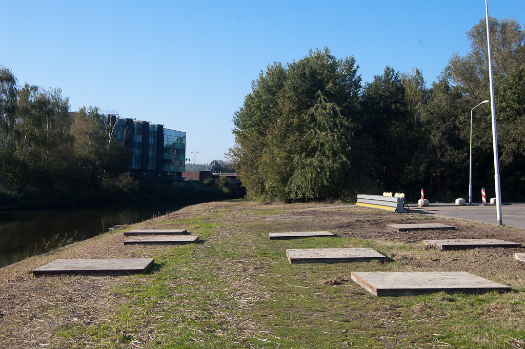 20111016-145726.jpg - The day after. Niet alle Hovenring brugdelen zijn aangevoerd, zodat er nog een aantal losmomenten zullen plaatsvinden. De stelconplaten zijn dan ook blijven liggen...