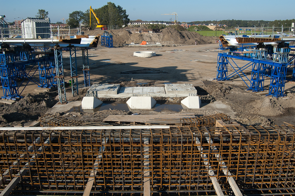 20111023-150123.jpg - Wapening voor het landhoofd voor de zuidelijke aanbrug. Zo te zien wordt de cirkelvorm van de rotonde enigzins voortgezet in de vorm van het landhoofd.  week 201141 