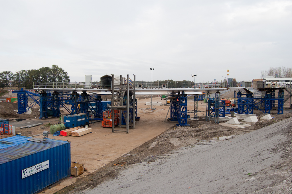 20111030-144139.jpg - Twee weken zijn onze Vlaamse vrienden nu bezig met de constructie van de eerste gedeelten van de stalen fietsroronde.  week 201142 