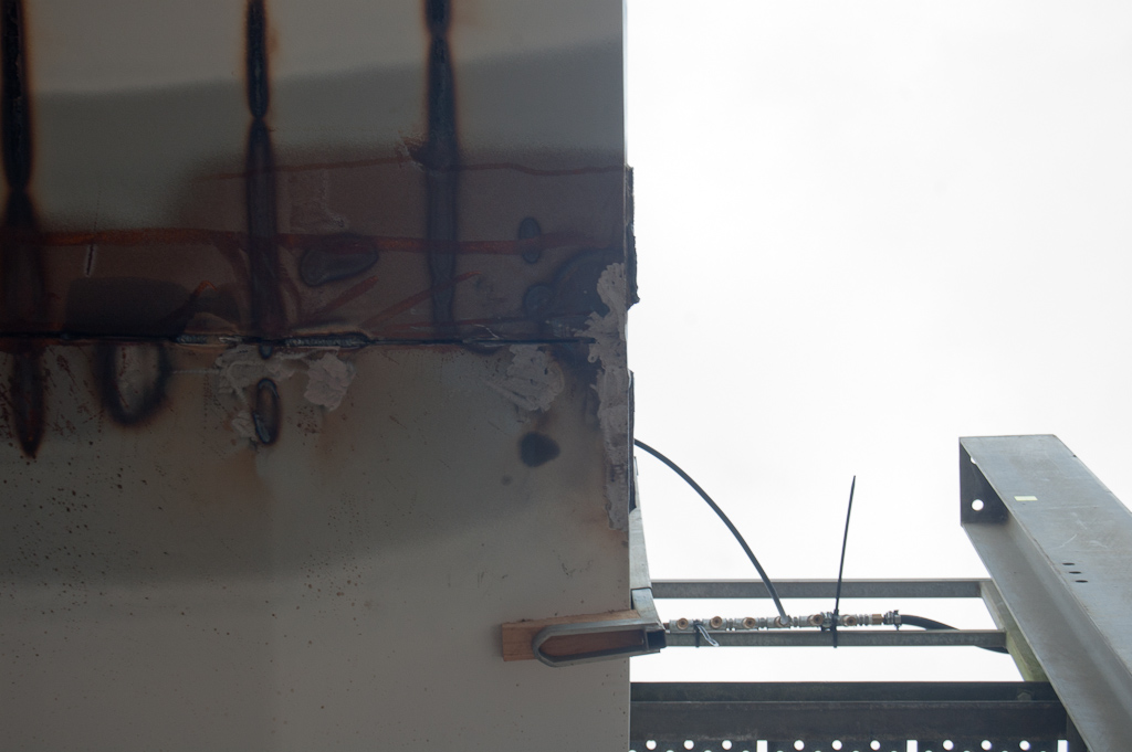 20111030-144745.jpg - Zo te zien is de naad niet direct over de gehele lengte dichtgelast, maar het "Meccano" verbindingsstripje is al wel verwijderd en de bijbehorende bevestigingslippen afgezaagd.  week 201142 