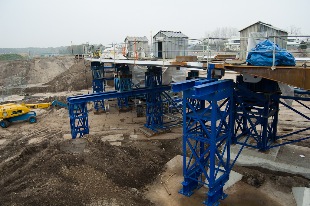 20111106-140549.jpg - Een ander onderdeel van het tweede transport was de overspanning Grasdreef, die op de tijdelijke ondersteuningen is neergelegd.