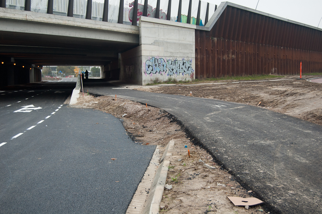 20111106-145733.jpg - ...dat echter weer gedeeltelijk moet worden gesloopt voor de aanleg van de toerit in de richting Maastricht in de nieuwe aansluiting Meerenakkerweg op de N2.  week 201143 