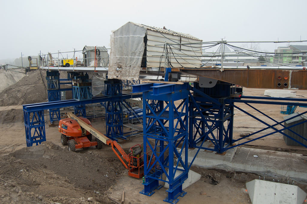 20111113-124450.jpg - Aan de linkerzijde de overspanning Grasdreef, die er nu 2 weken ligt.  week 201144 