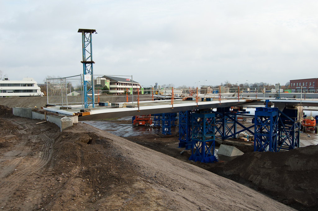 20111127-145127.jpg - De "Stoomboot uit Eeklo" heeft ons deze week niet alleen de pyloon gebracht, maar ook aanbruggen. Deze is neergelegd in het noordelijk hoekpunt, voor fietsverkeer van en naar de Grasdreef noordzijde.  week 201145 
