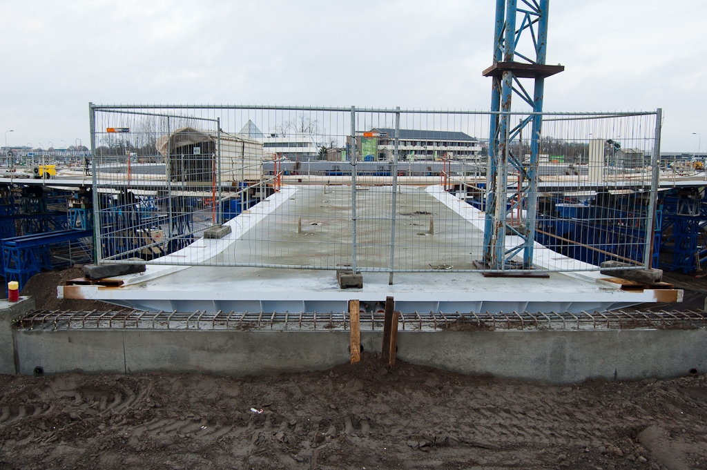 20111127-145429.jpg - Westelijke aanbrug. Hier fiets je erop/af vanaf Grasdreef zuidzijde of Heerbaan noordzijde. Hijsogen nog te verwijderen.  week 201145 