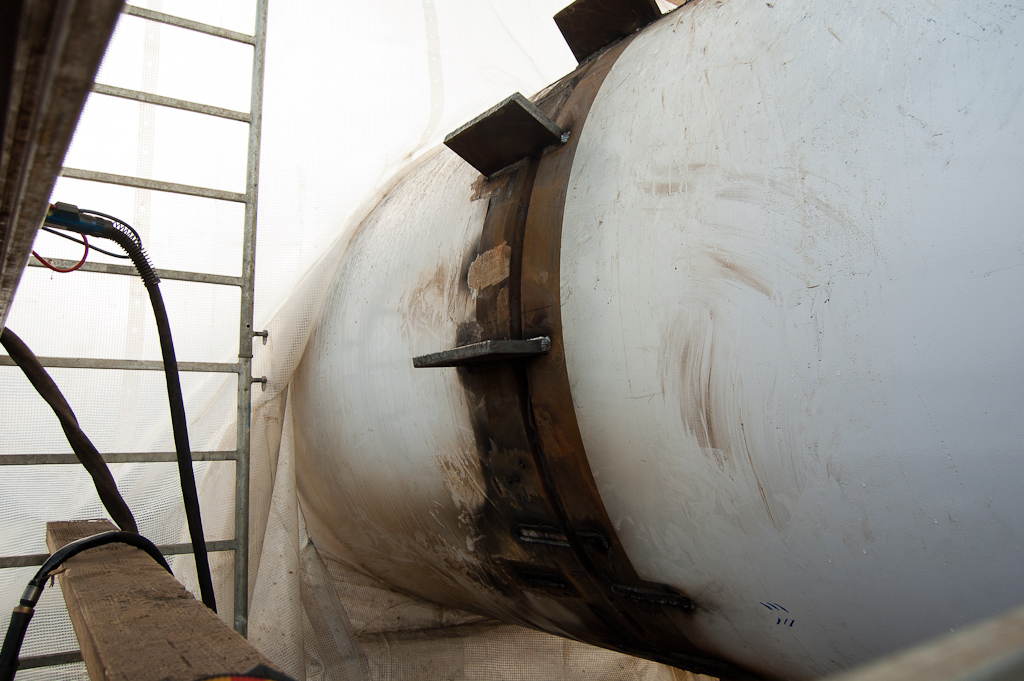 20111127-145836.jpg - Pyloon lijkt in twee delen te zijn geconstrueerd en vervoerd, getuige deze provisorisch vastgelaste koppelingsplaatjes halverwege de lengte.