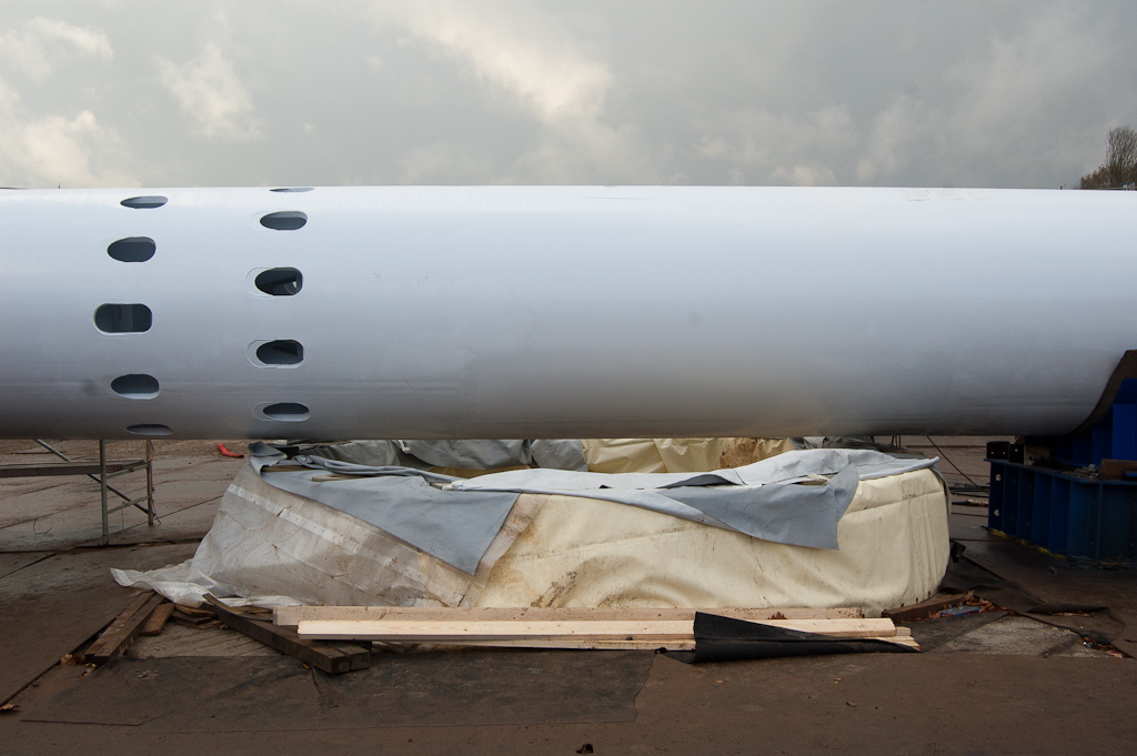 20111127-150058.jpg - De pyloon in parkeerpositie boven de plek waarop hij moet worden bevestigd aan de wereld. Betonnen aanrijdbeveiliging ingepakt.  week 201124 