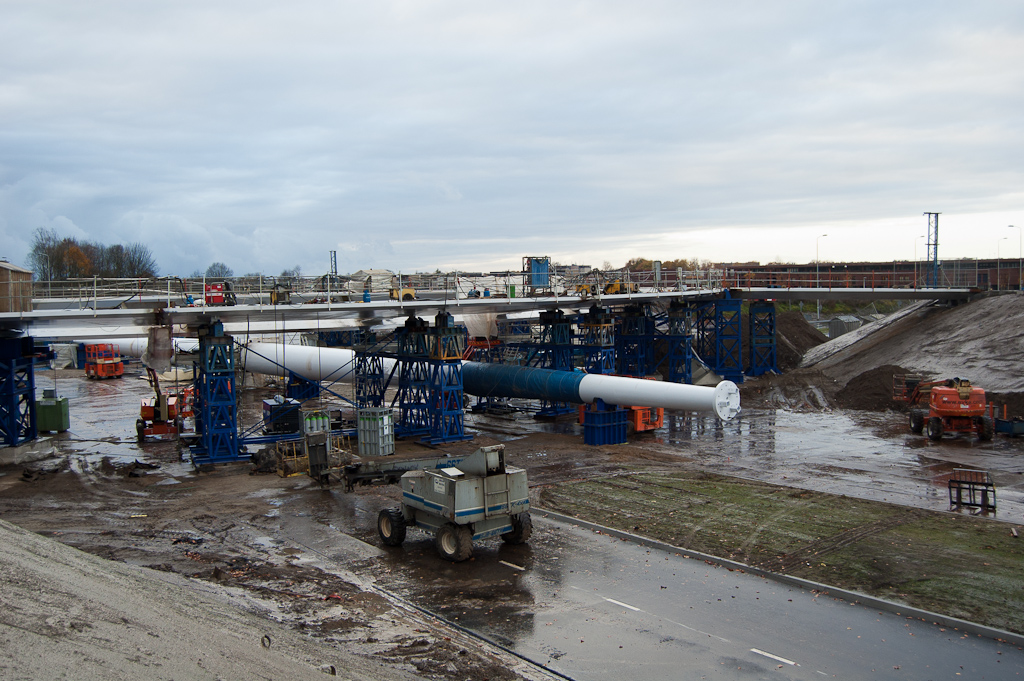 20111127-152031.jpg - Het is de 70 meter lange pyloon waaraan de fietsrotonde met tuien moet worden afgehangen. Hij ziet er trouwens eerder uit als een sigaar dan als een cylinder.