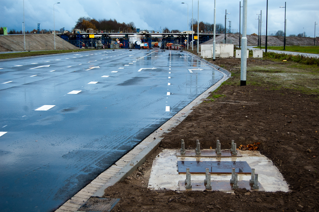 20111127-152448.jpg - Fundering voor voertuigkerend portaal. Het is duidelijk dat de Hovenring niet kan worden opengesteld voor het gemotoriseerd verkeer zolang deze portalen niet geplaatst zijn. Nog 5 weken te gaan tot de deadline van 31 december 2011.