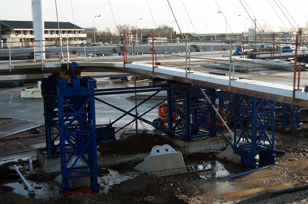 20111218-101651.jpg - In het westelijk hoekpunt is een verticale staander weer verwijderd, om de montageplaat op de betonnen fundering te kunnen plaatsen.