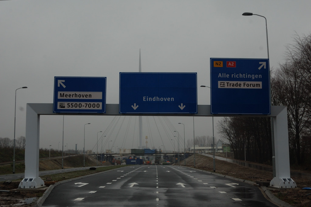 20111222-141545.JPG - Weer veel blauwvlak in de Heerbaan. De N2/A2 is pas ergens volgend jaar via de Heistraat te bereiken, en van het transferium en Trade Forum is nog niets gerealiseerd. Als je die doelen afplakt op het rechter bord blijft er niet veel meer over.  week 201150 