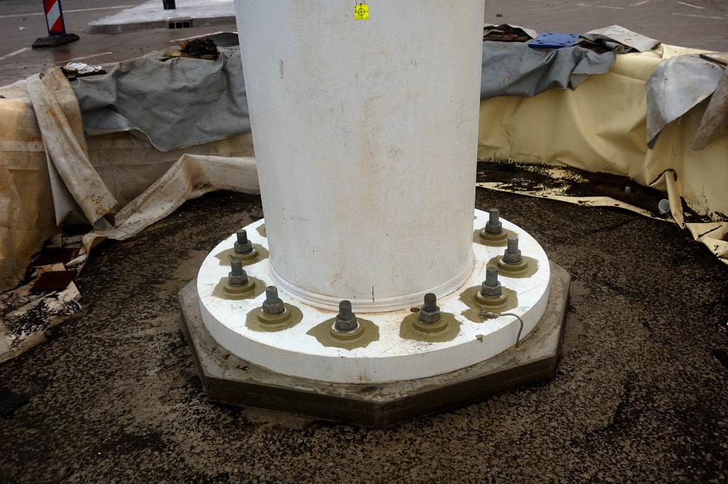 20111225-142417.JPG - Grondverf (?) op de vastgelaste borgringen tussen moeren en pyloonvoetplaat.  week 201150 