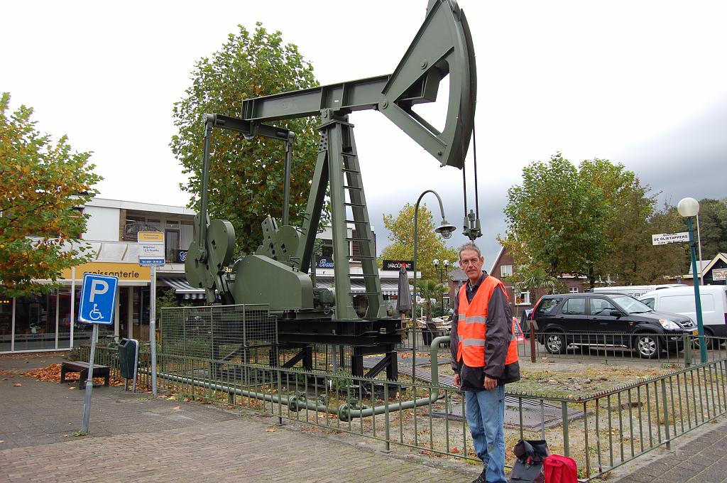 20081016-135530.jpg - We beginnen onze reis langs de N853 op de Pallert, het bruisend hart van Schoonebeek, waar een ja-knikker in volledig functionerende toestand (sorry, geen filmpje) de dynamiek van de dorpelingen benadrukt.