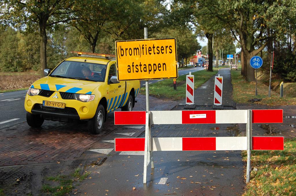 20081016-145658.jpg - Dit voertuig, dat een RWS pickup lijkt te willen imiteren, heeft wellicht zijn thuishaven in de PWS Drenthe vestiging van zonet.