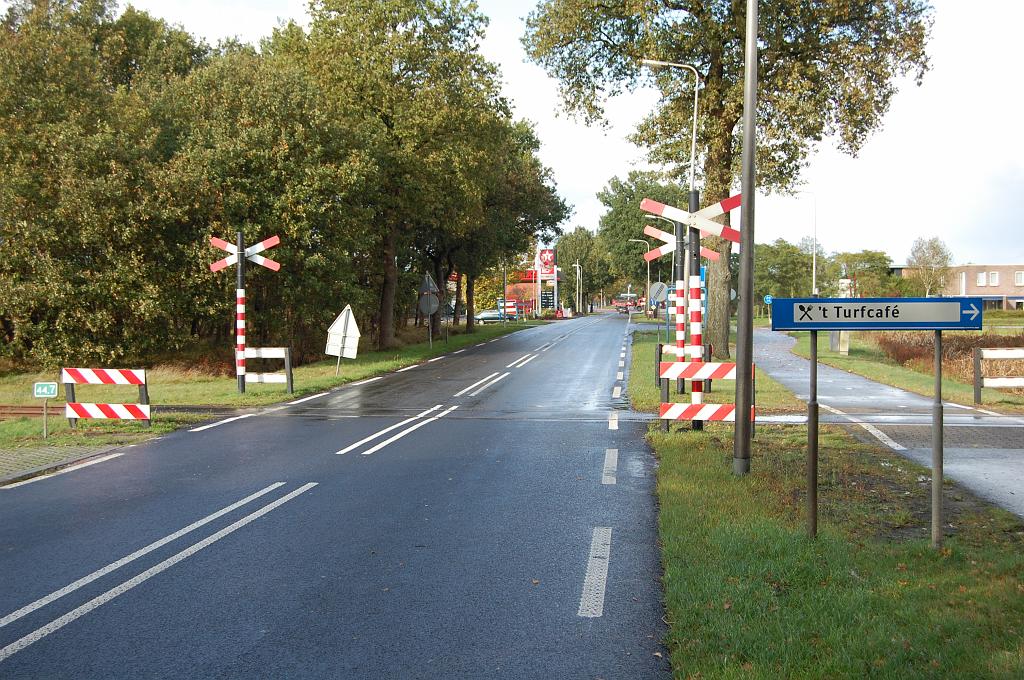 20081016-145742.jpg - Een ongelijkvloerse oplossing is hier wellicht wat overdreven. De afwezigheid van spoorbomen of zelfs licht- en geluidssignalen geeft trouwens al aan dat er geen spoorverkeer van betekenis is op het N.A.M. lijntje.